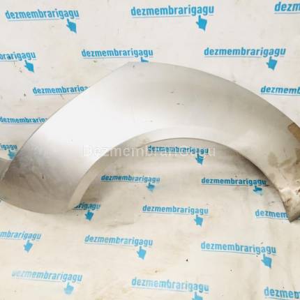 Bandou aripa spate d Ford Street Ka