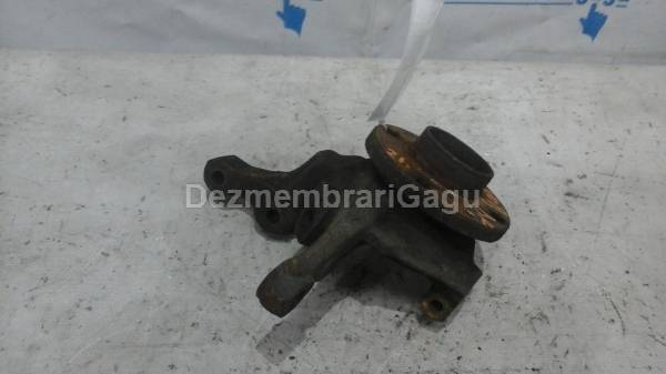Fuzeta fata dreapta Renault Clio I